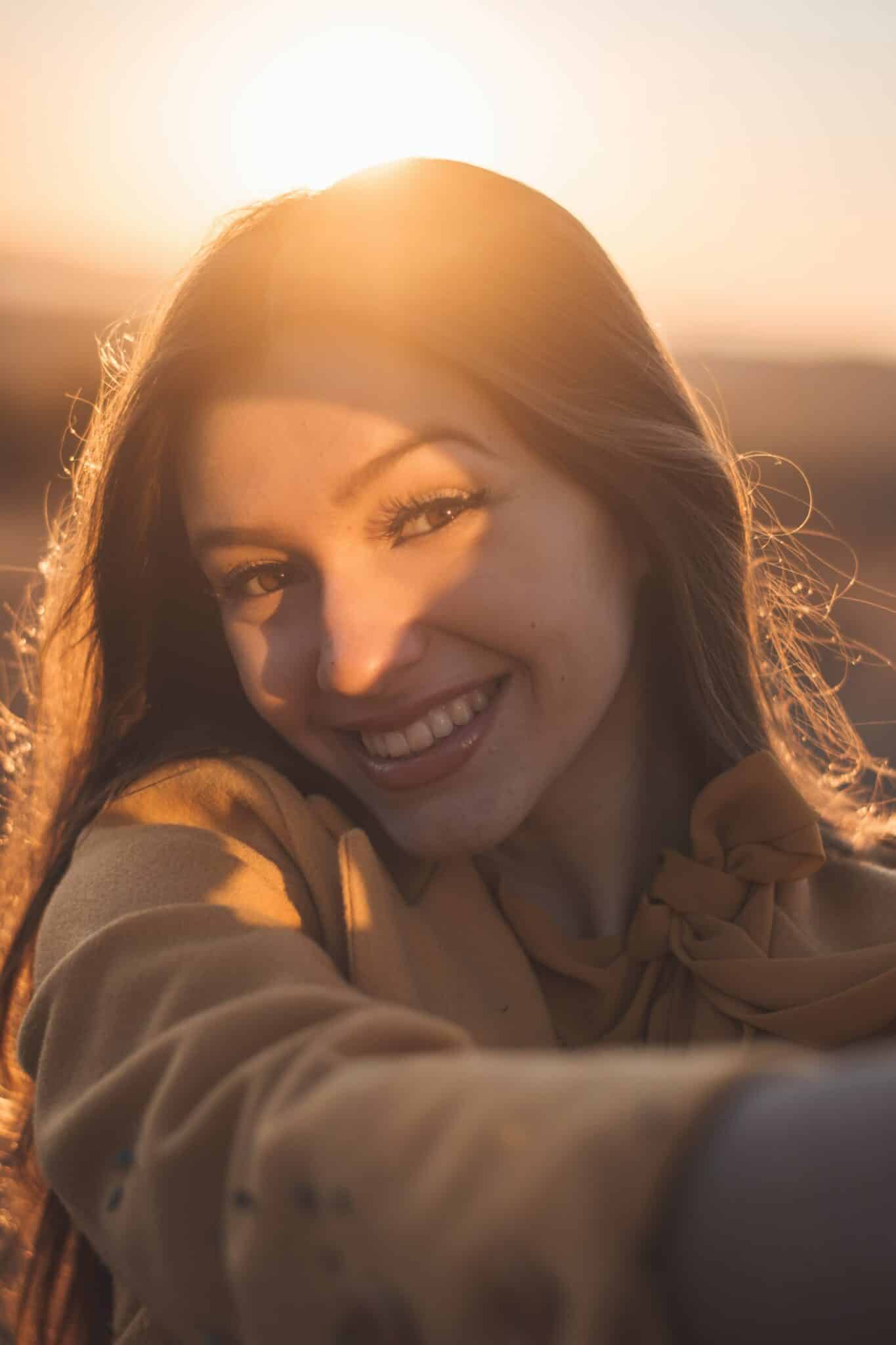 Femme souriante au réveil, sensation de bien-être et de légèreté après une libération émotionnelle et des soins énergétiques avec Anthony Malaquin, Thérapeute magnétiseur à Hulluch (proche de Lens, Arras, Liévin, Béthune) et à distance