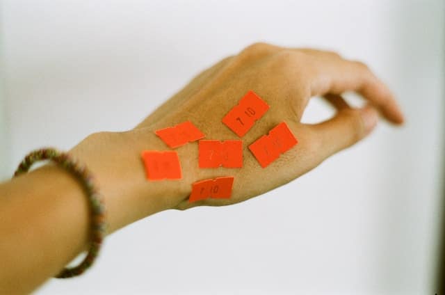 photo qui représente les étiquettes sur les humains pour définir qui ils sont alors qu'ils sont plus que ça, magnétiseur, énergéticien, coach intuitif,